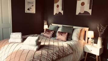 Bureau, fer et planche Ă repasser, Wi-Fi, draps fournis