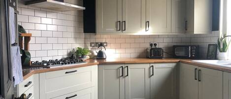 Een koelkast, een microgolfoven, een oven, een broodrooster