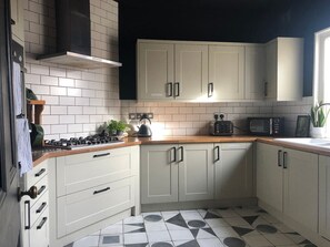 Fridge, microwave, oven, dishwasher - Comfortable Double Room at Suffolk Pink House, Newmarket (Suffolk)