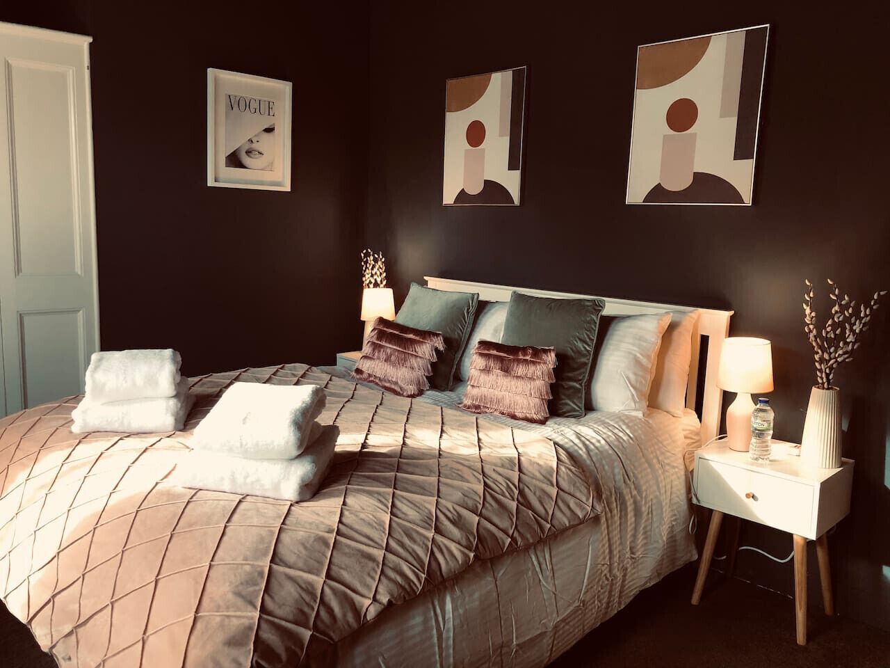 Silitysrauta/-lauta, Wi-Fi, vuodevaatteet