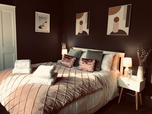 Tabla de planchar con plancha, wifi y ropa de cama 