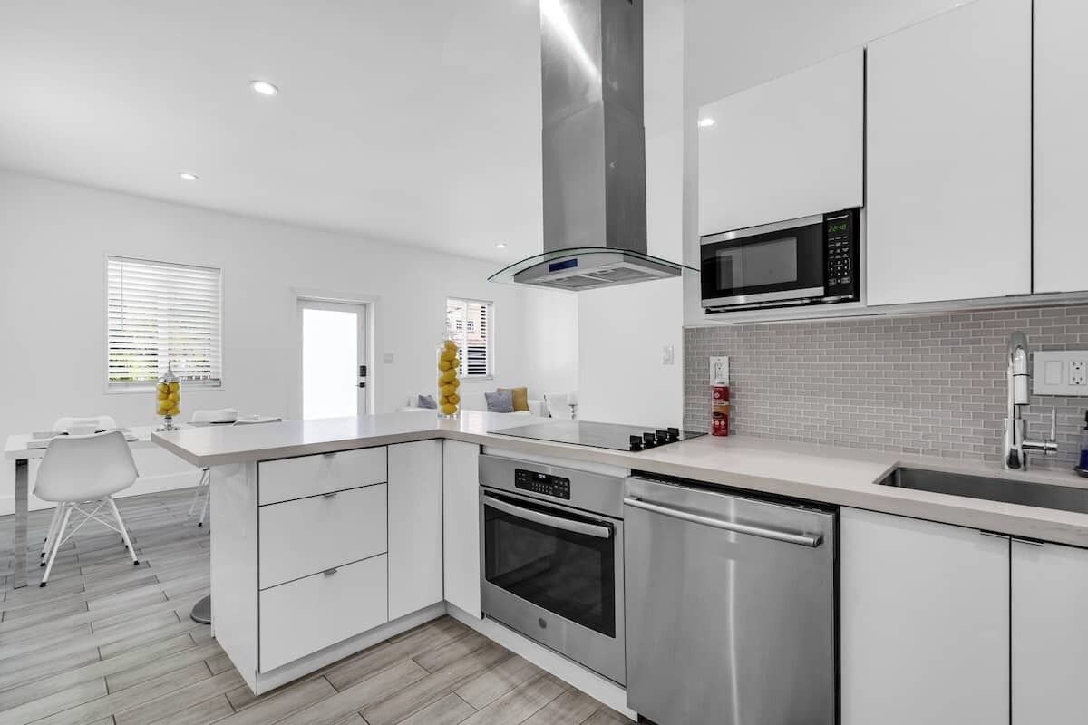 Mikrowelle, Ofen, Geschirrspüler, Wasserkocher mit Kaffee-/Teezubehör