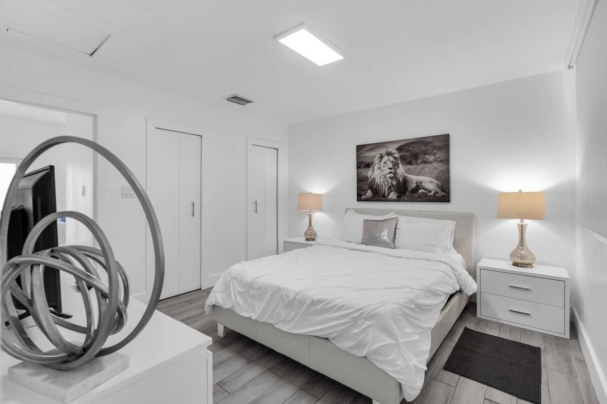 Tabla de planchar con plancha, wifi y ropa de cama 