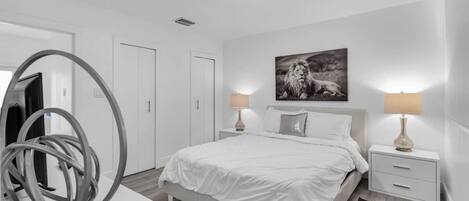 Tabla de planchar con plancha, wifi y ropa de cama