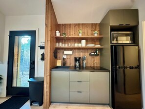 Fridge, microwave, stovetop, coffee/tea maker - Coldwater Cove - New Zook Cabin on 19 Acres (Elberton)