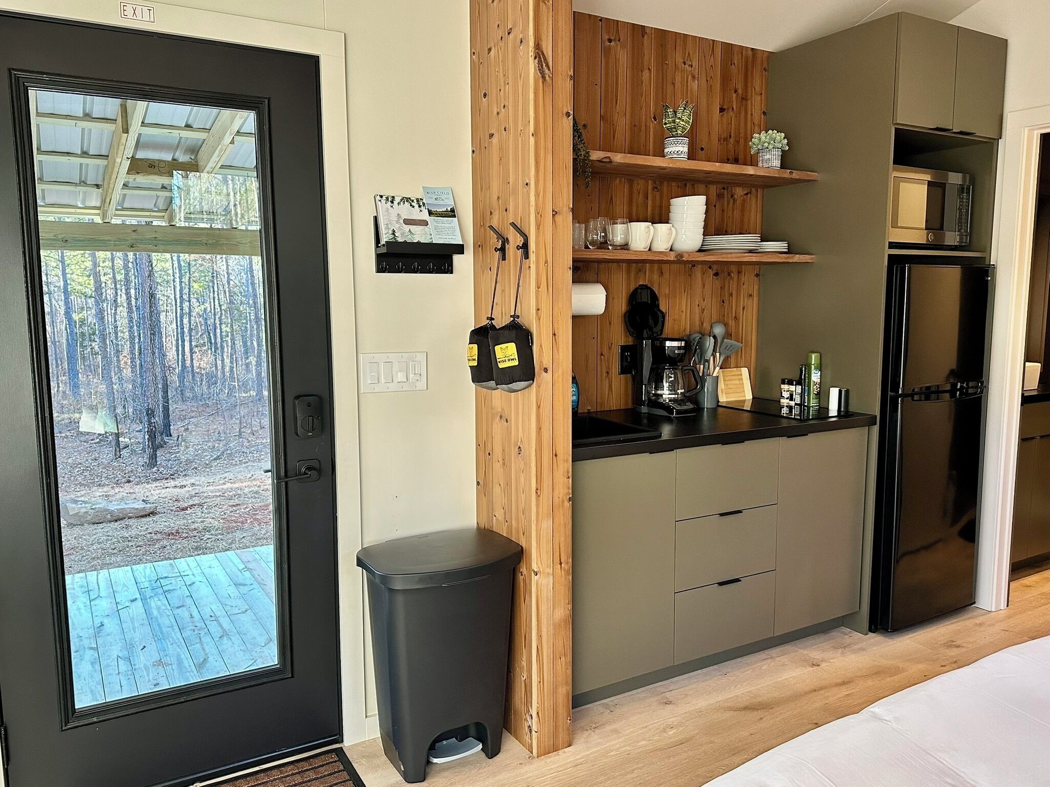 Een koelkast, een microgolfoven, een kookplaat