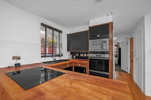 Fridge, microwave, oven, stovetop - Cozy 1-Bed Flat in Croydon Sleeps 4 - Free Parking (Greater London)