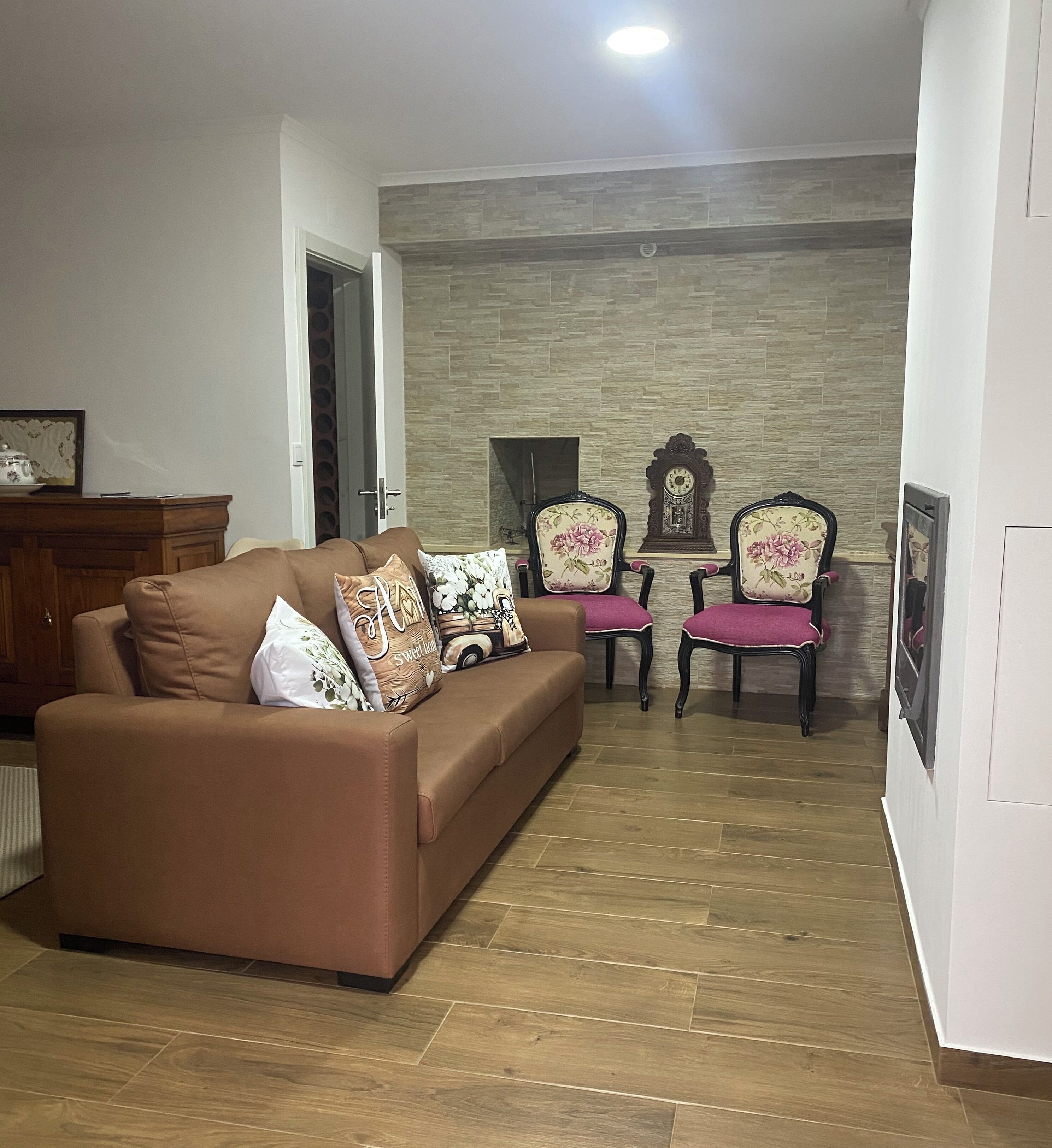 Smart TV, chimenea y libros 