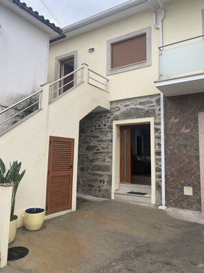 Exterior detail - CASA DA COSTEIRA, a cozy retreat in the heart of DOURO (Santa Marta de Penaguião)