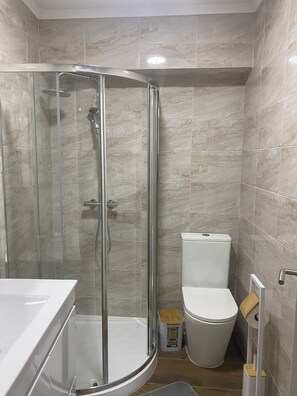 Bruser, hårtørrer, bidet, håndklæder