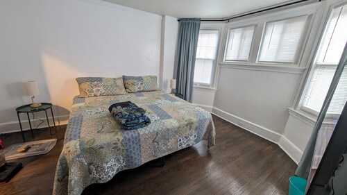 Cozy West Germantown 2-bed Mezzanine Apartment in Philadelphia
