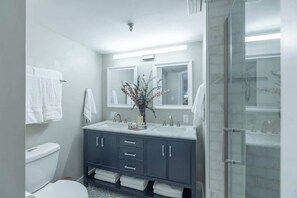 Dusche, Haartrockner, Handtücher, Shampoo