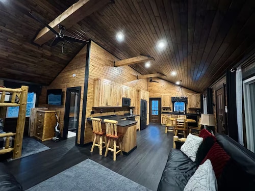 Entire cabin in Silver Cliff, Wisconsin on the Peshtigo River