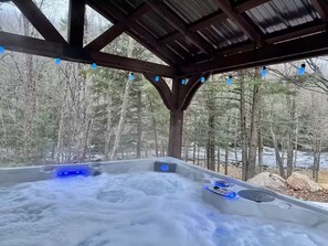 Outdoor spa tub - Entire cabin in Silver Cliff, Wisconsin on the Peshtigo River (Athelstane)