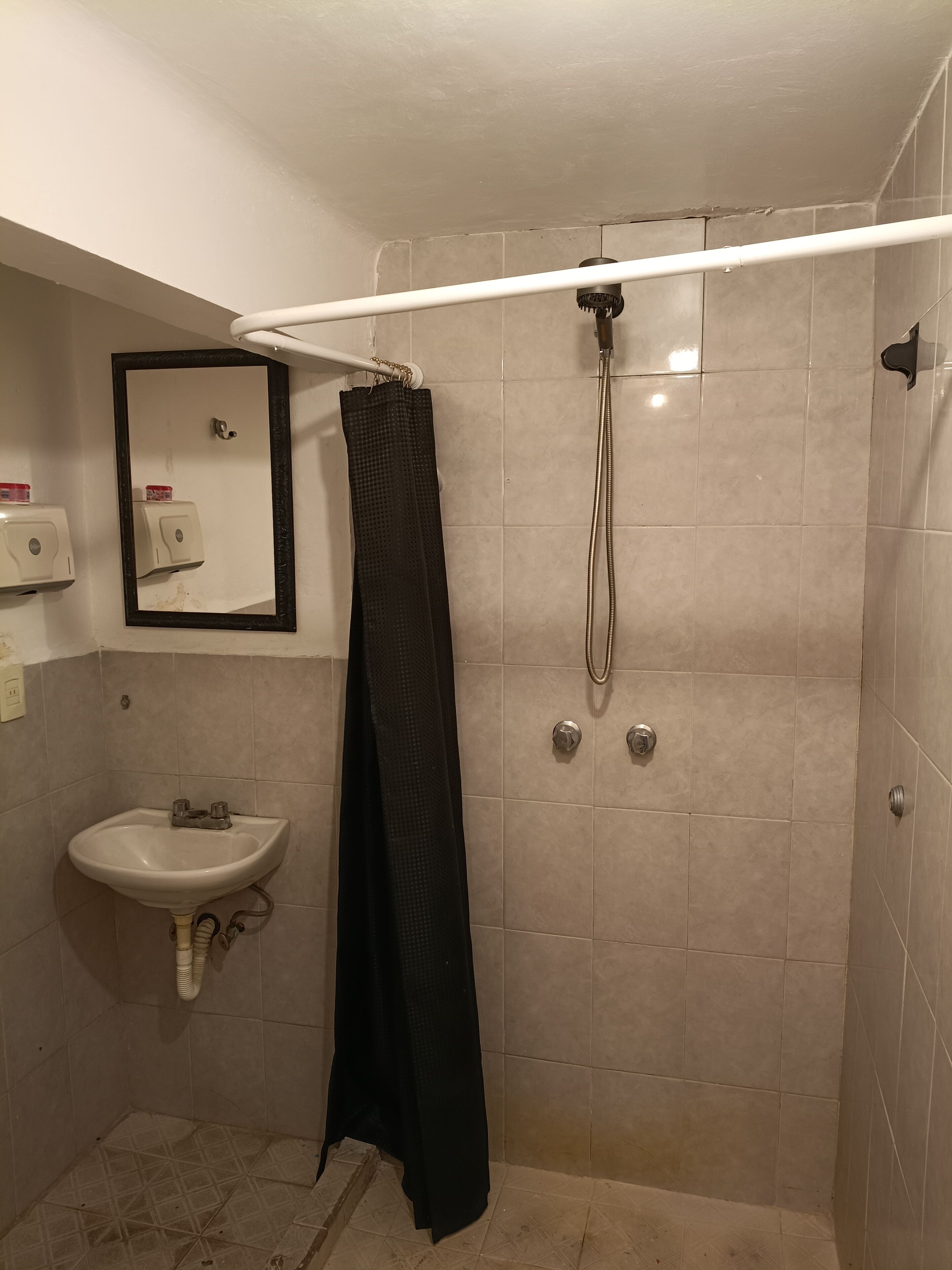 Een haardroger, handdoeken, zeep, toiletpapier