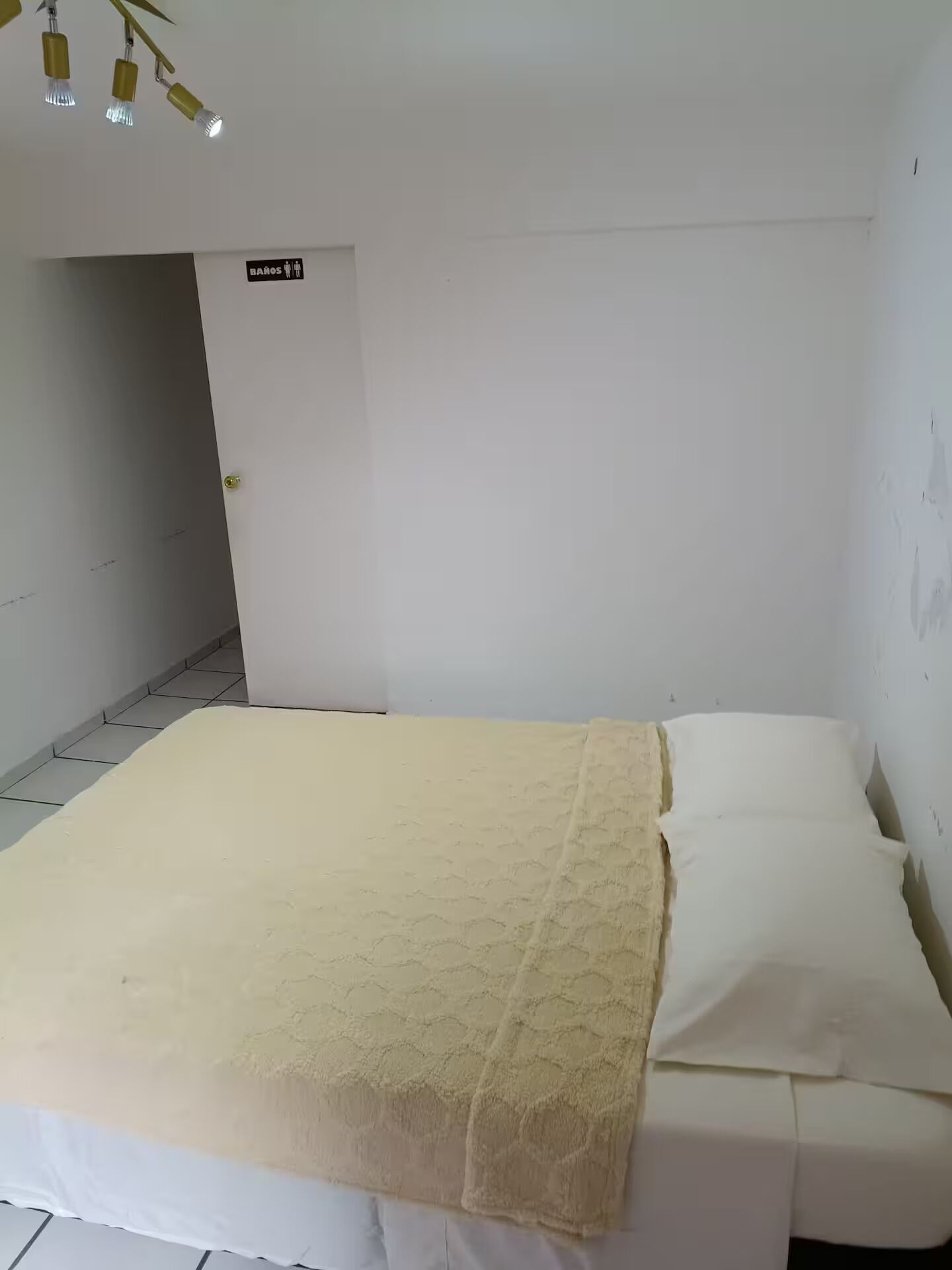 1 chambre, bureau, fer et planche à repasser, Wi-Fi gratuit