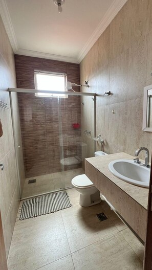 Shower, hair dryer, soap, shampoo - Pousada Brisas da Serra (Santana do Riacho)