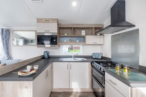 Cookware/dishes/utensils - Caravan C31 at Landscove Holiday Park (Brixham)