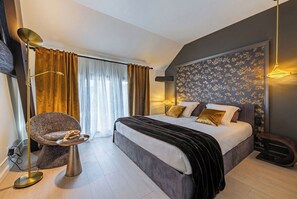 Een bureau, een strijkplank/strijkijzer, wifi, beddengoed