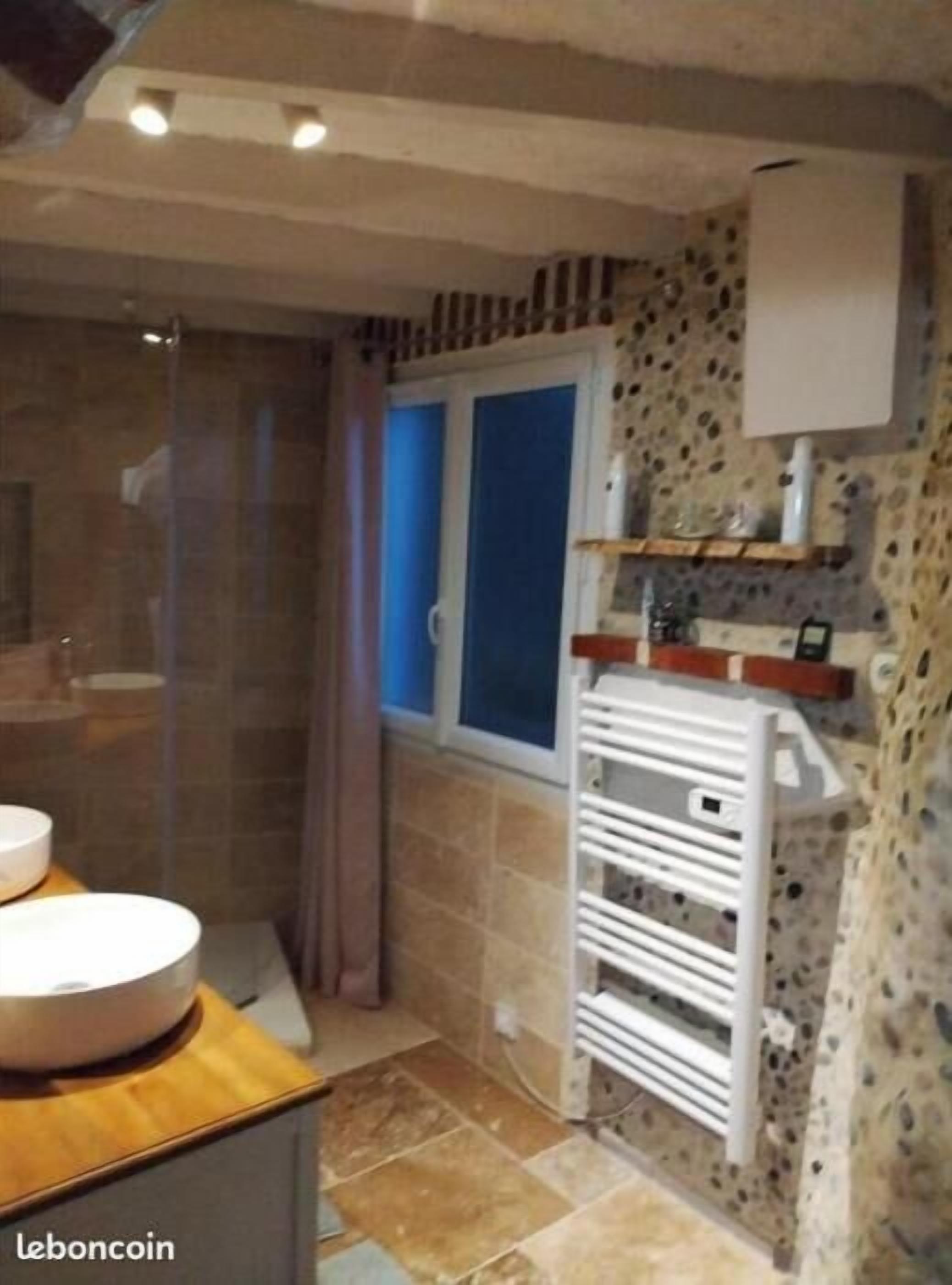 Douche, sèche-cheveux, serviettes fournies, savon