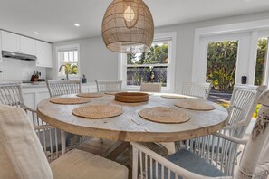 Dining - The Pink House - Walking Distance to the Beach and Restaurants (Holmes Beach)