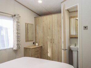 2 phòng ngủ, trang trí khác biệt 