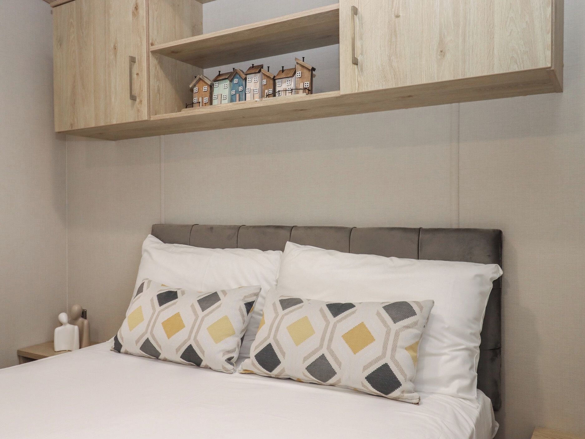 2 عدّة غرف نوم وبديكورات فريدة لكل غرفة وطراز فريد لكل وحدة