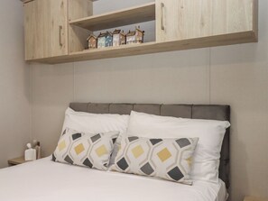 2 kamar tidur dan didekorasi berbeda-beda