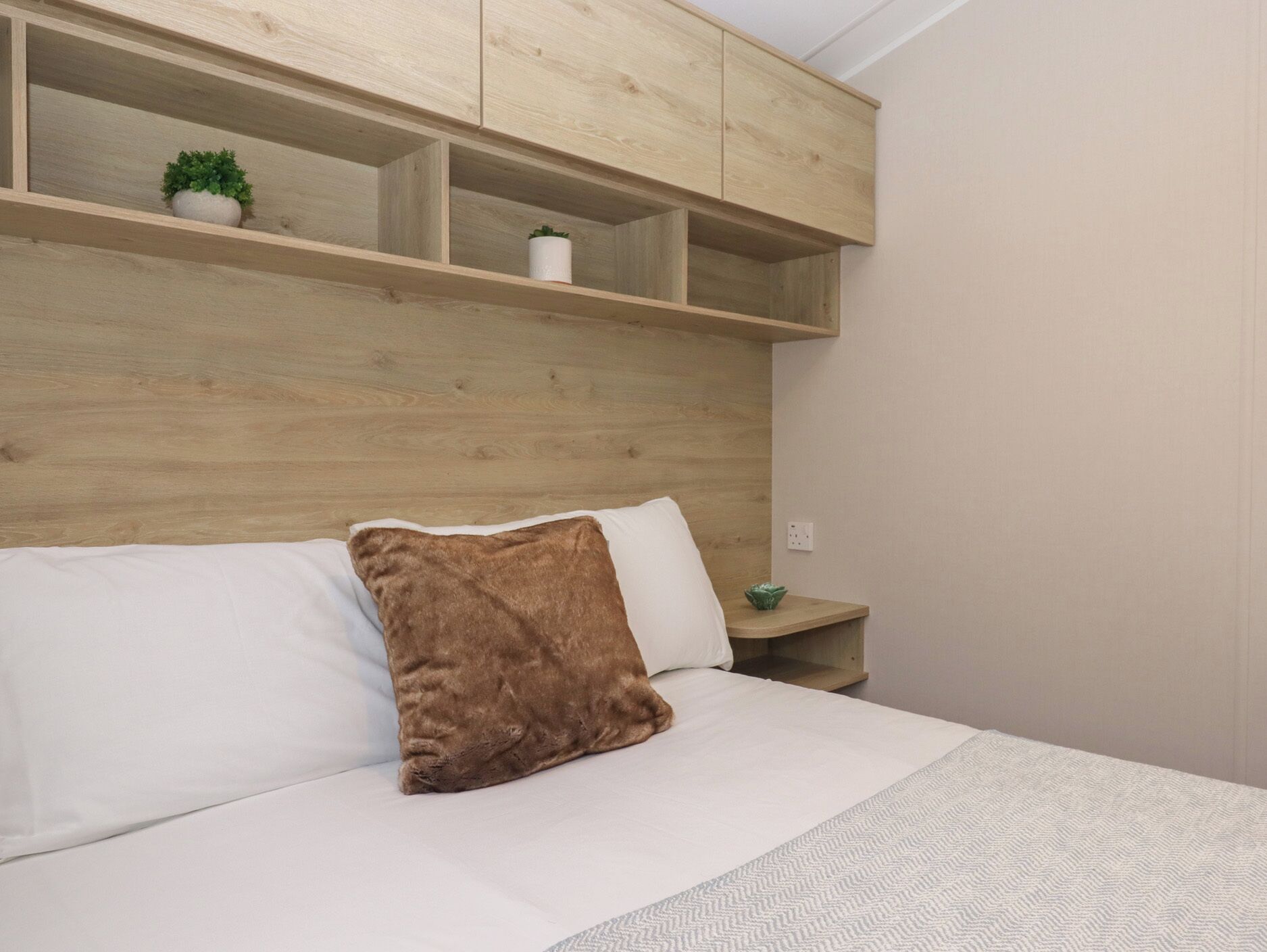 2 Schlafzimmer, individuell dekoriert, individuell eingerichtet