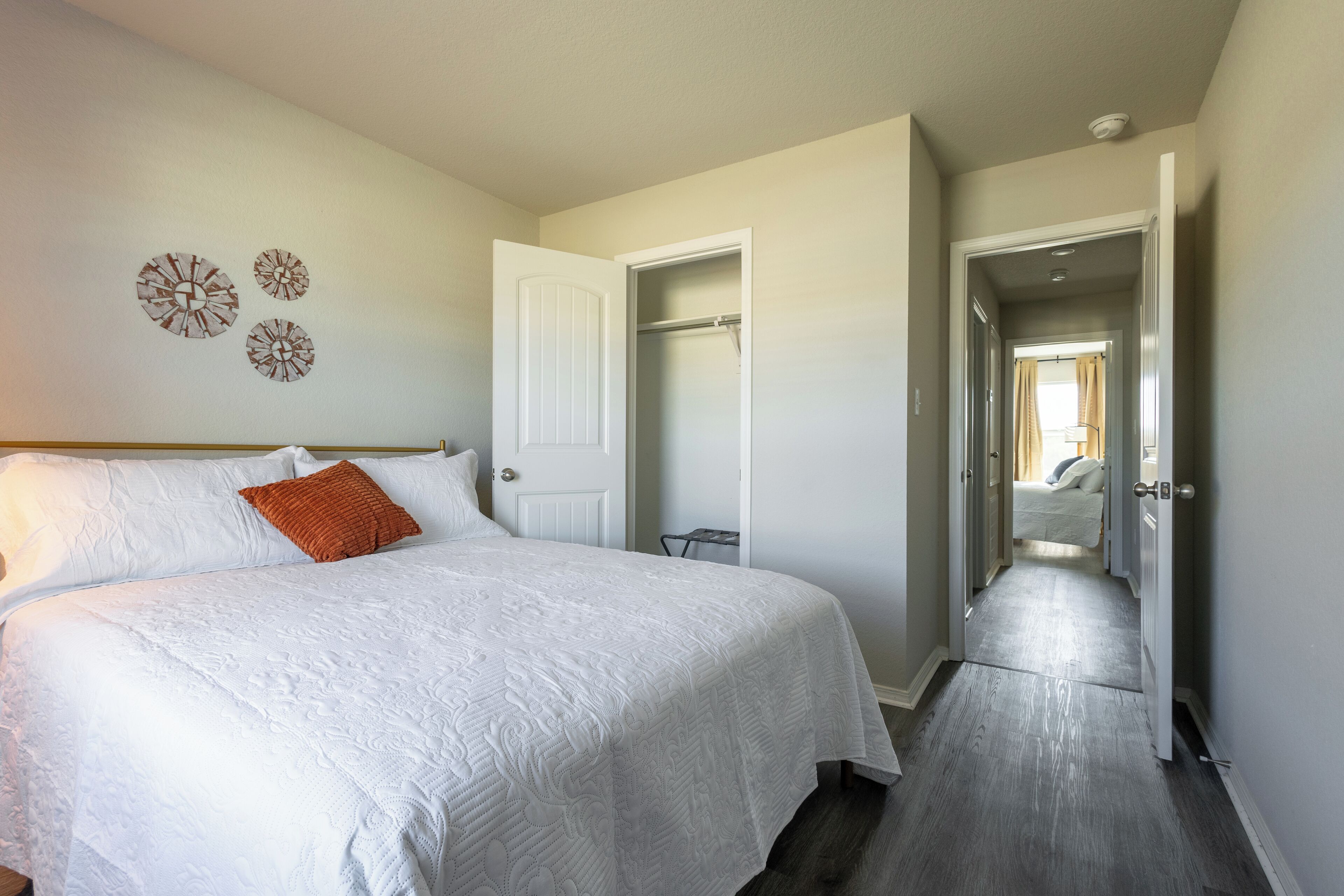 Iron/ironing board, WiFi, bed sheets