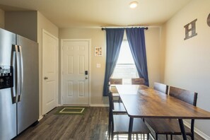 Dining - Fabulous 3-bedroom house with AC in charming Conway (Conway)