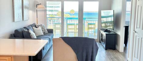 TV connectée, cheminée, livres