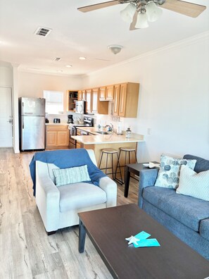 Smart TV, fireplace, books - Pearls & Tides Beach Condo + Pool + Beach Access + Sound view (Pensacola Beach)