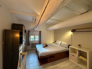 アイロン / アイロン台、WiFi (無料)、ベッドシーツ