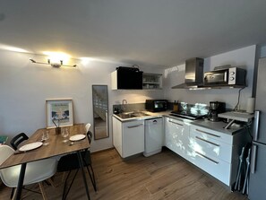 Réfrigérateur, micro-ondes, four, plaque de cuisson