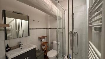 Douche, sèche-cheveux, serviettes fournies, papier toilette