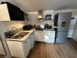 Réfrigérateur, micro-ondes, four, plaque de cuisson