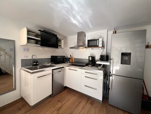 Kühlschrank, Mikrowelle, Ofen, Herdplatte