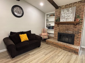 Smart TV, chimenea, libros