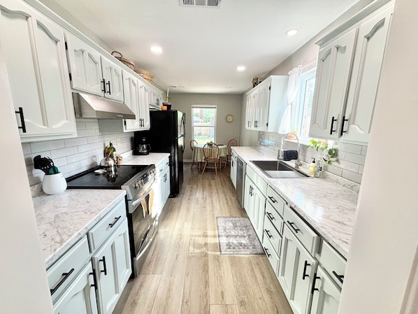 Refrigerador, microondas, horno, placa de cocina