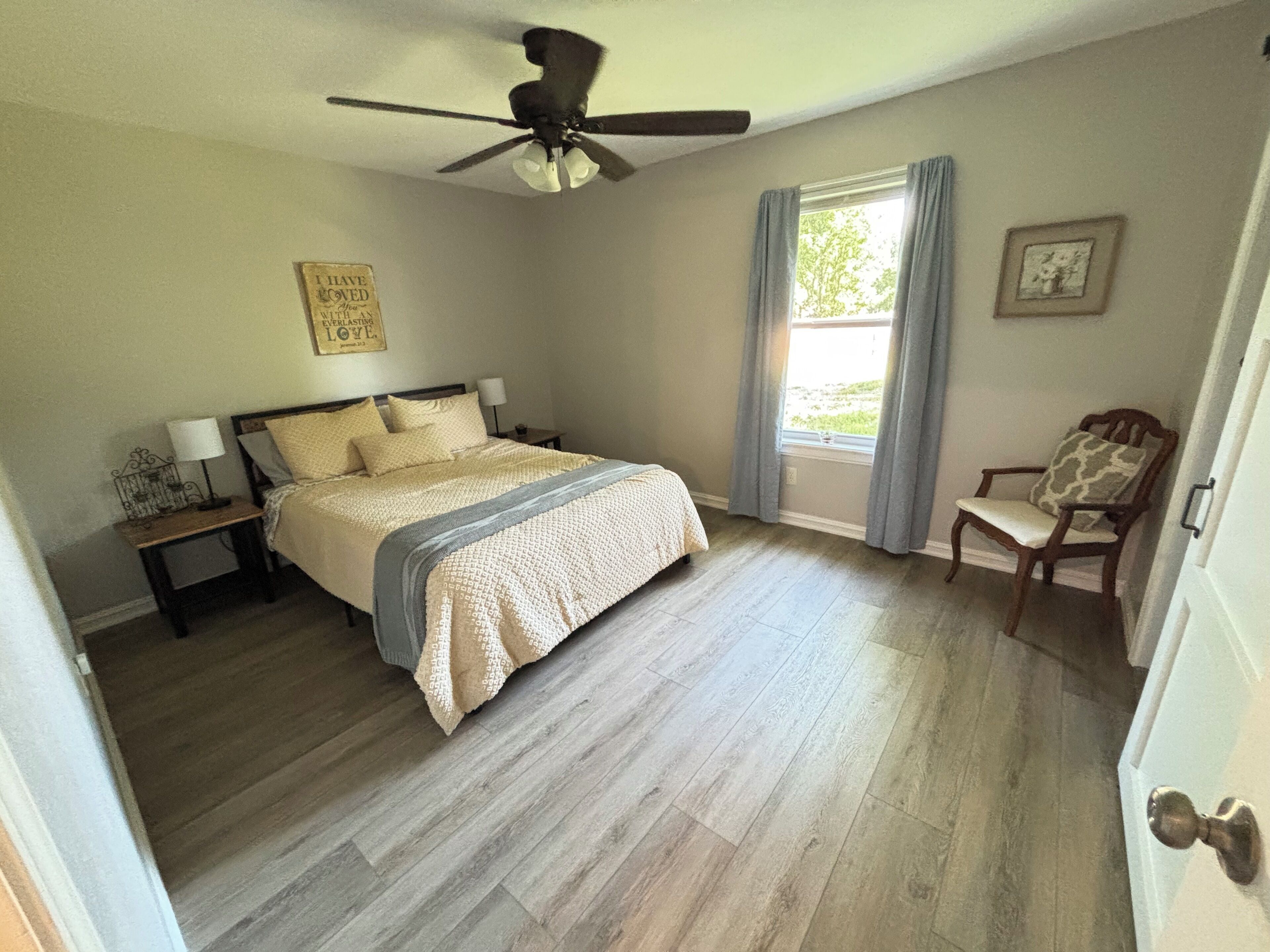 3 soverom, skrivebord, wi-fi (inkludert) og sengetøy