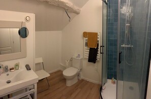 Dusche, Handtücher, Toilettenpapier
