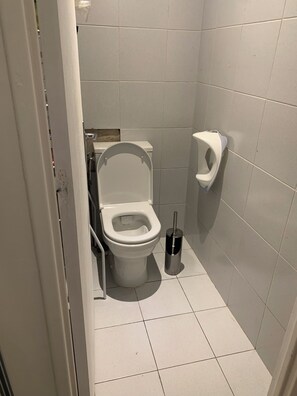 Dusche, Handtücher, Toilettenpapier