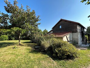 Property grounds - 3★ Family Holiday Home near Giverny with Garden & Parking (Les Andelys)
