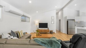 Living area - Pioneer Lane Bright Retreat (Bright)