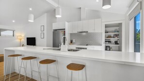 Fridge, microwave, oven, dishwasher - Pioneer Lane Bright Retreat (Bright)
