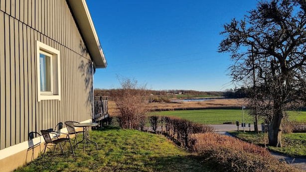 A house with a deck and outdoor seating. - Lyckeby Lodge – A Quiet Apartment Near Nature, Sea & City (Lyckeby)