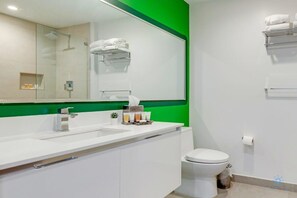Douche, séchoir à cheveux, serviettes fournies