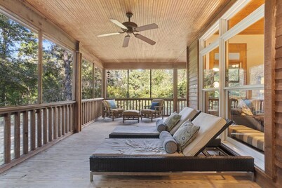 Cozy 2-bedroom cabin on the river in Vancleave