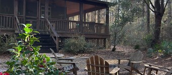 Cozy 2-bedroom cabin on the river in Vancleave